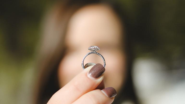 ¿Conoces la diferencia entre anillo de pedida y de compromiso? - Oui Petit